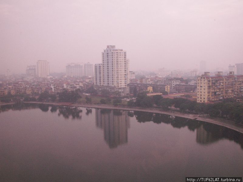 Озеро есть и возле отеля.Вид из номера утром Ханой, Вьетнам