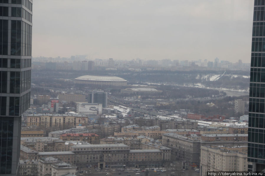 Между двумя небоскребами виден купол Лужников Москва, Россия