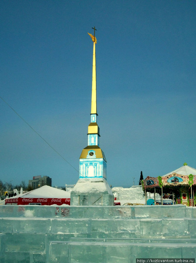 Шпиль Петропавловского собора является главным ориентиром ледяного лабиринта. Шпиль Петропавловского собора является главным ориентиром ледяного лабиринта.