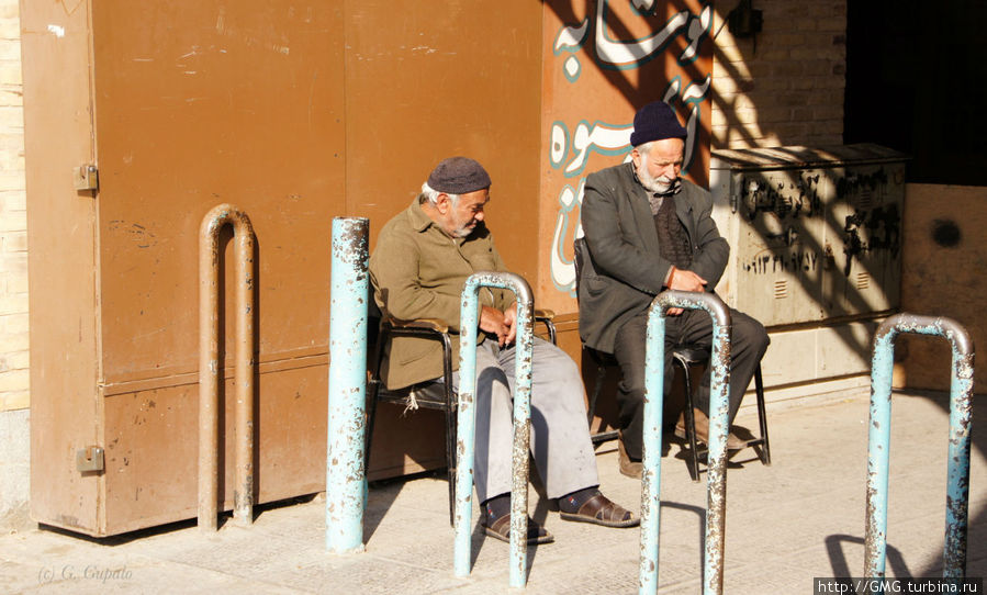 Старички отдыхают на солнышке. Исфахан, Иран