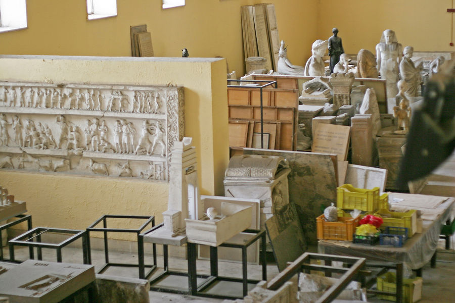 В музее настолько много экспонатов, что многие из них просто валяются в подсобках, как ненужный хлам. В музее настолько много экспонатов, что многие из них просто валяются в подсобках, как ненужный хлам.