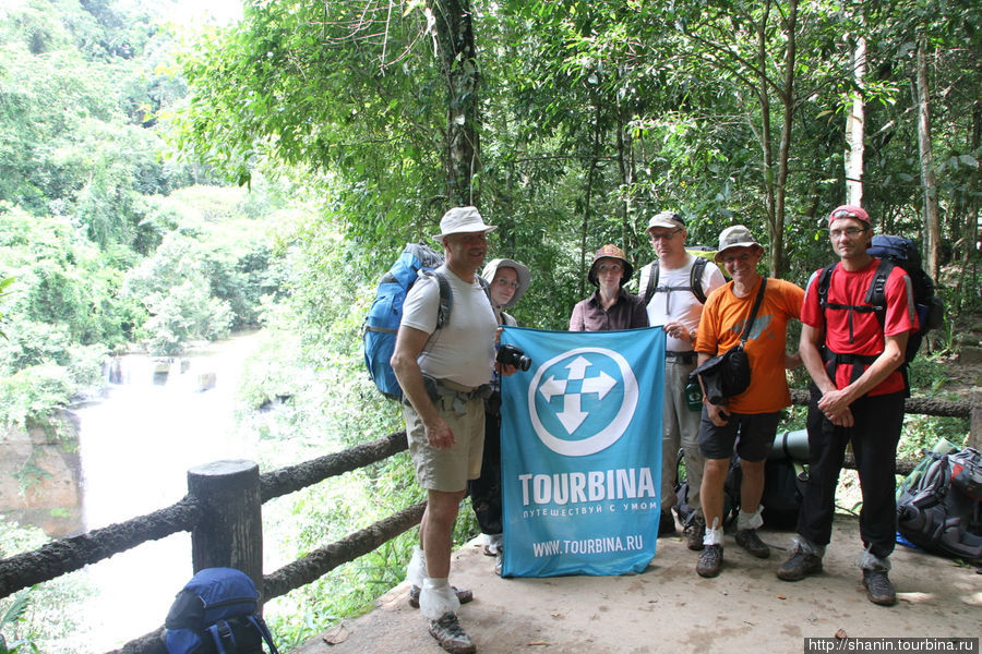 Участники проекта Мир без виз с флагом Турбины у водопада Хаеу Суват Кхао-Яй Национальный Парк, Таиланд