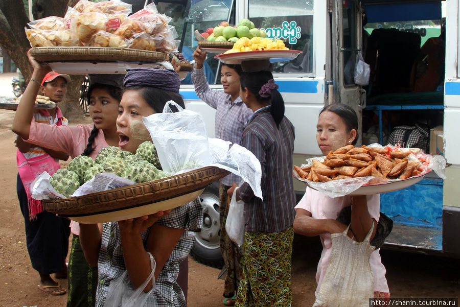 Торговцы у автобуса Штат Шан, Мьянма