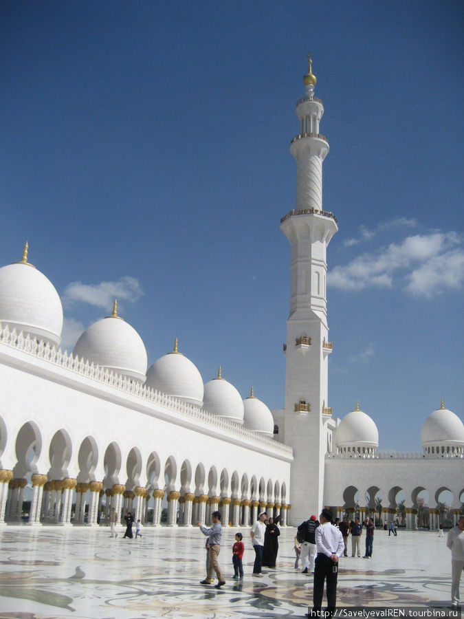 Как водится — четыре минарета при мечети. Абу-Даби, ОАЭ