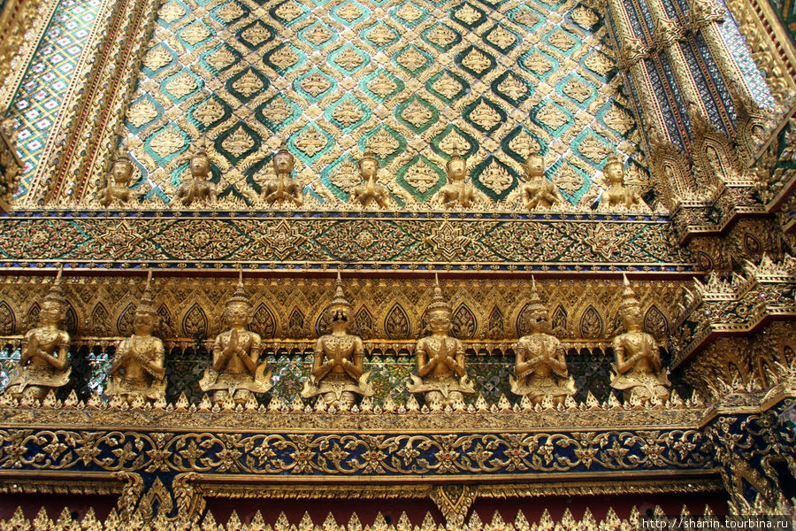 Стена храма Прасат Пхра Тхап Бидон (Prasat Phra Thap Bidon) Бангкок, Таиланд