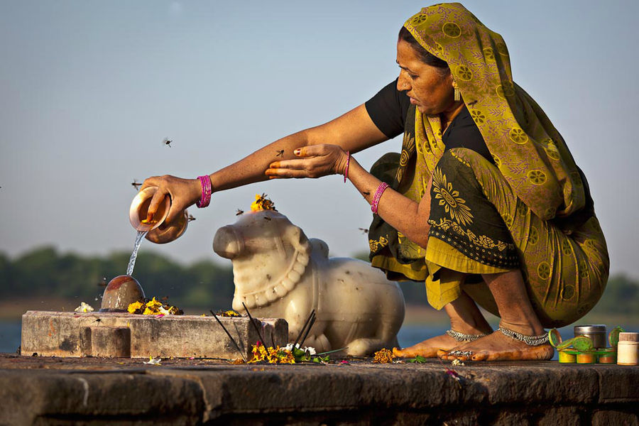 Женщина, совершающая утреннее подношение богам (пуджу). Махешвар, штат Мадхья Прадеш Индия