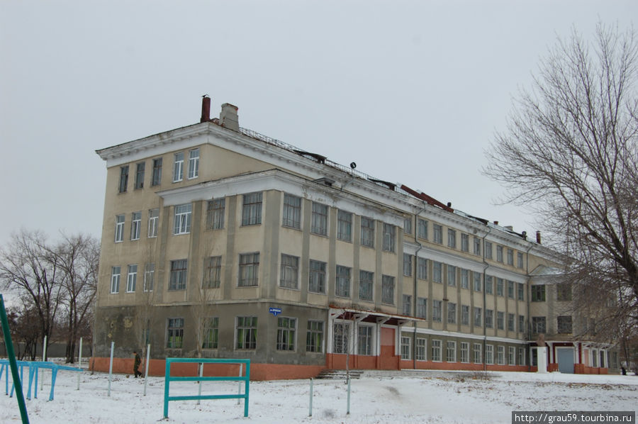 Мемориальные доски на здании кадетской школы Саратов, Россия