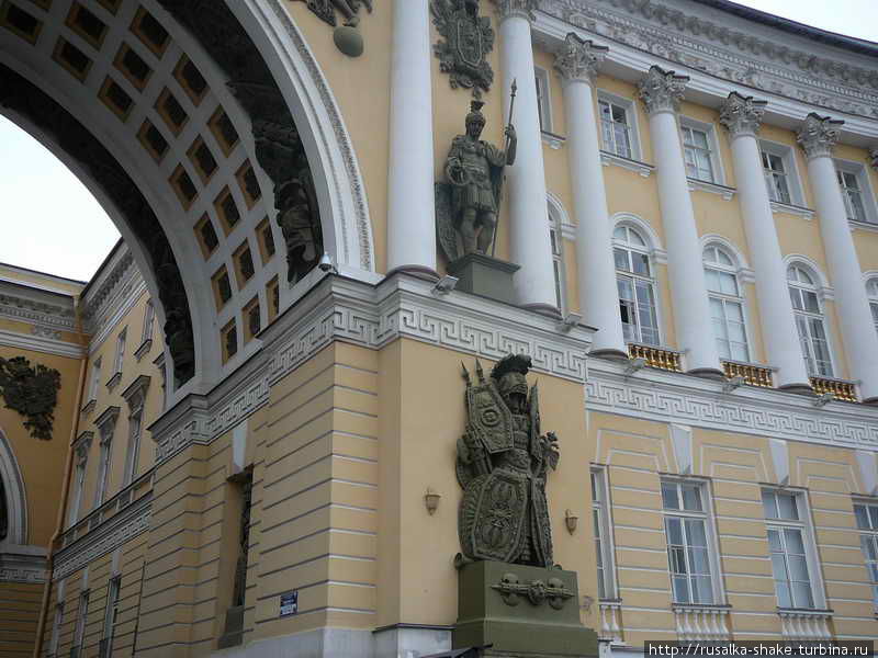 Прогулка по Дворцовой площади Санкт-Петербург, Россия