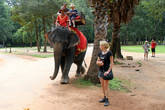 Туристов катают на слонах у храма Байон