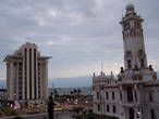 Слева башня Pemex — Petrolium Mexico — государственного монополиста в области добычи, переработки и продажи нефти. Редкое мексиканское здание, выше пары этажей.