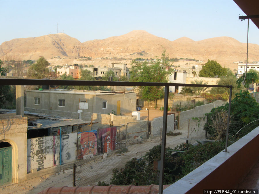 Вид с нашего балкона на гору Искушения,монастырь-Искушения Иерихон, Палестина
