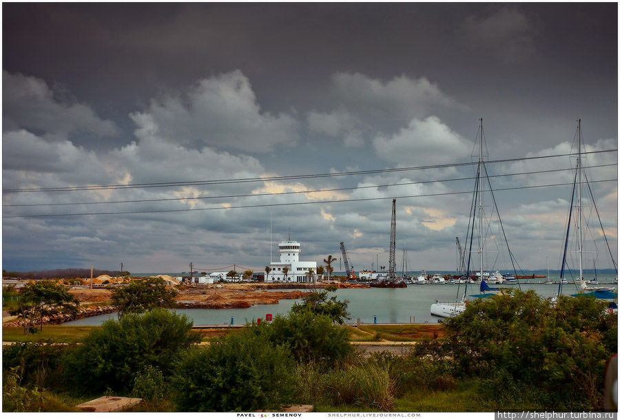 Должен сказать про несколько особенностей региона. Тут почти всегда солнечно, но погода может меняться практически мгновенно. Из-за обилия водяных масс со всех сторог можно наблюдать за интересным формированием облаков и выпадением осадков в далеке от Варадеро. Должен сказать про несколько особенностей региона. Тут почти всегда солнечно, но погода может меняться практически мгновенно. Из-за обилия водяных масс со всех сторог можно наблюдать за интересным формированием облаков и выпадением осадков в далеке от Варадеро.