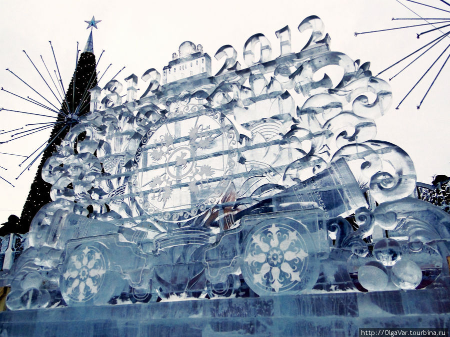 Каждый год в Екатеринбурге возводится ледовый городок. В этом году  он посвящен юбилею победы в Отечественной войне 1812 года Екатеринбург, Россия