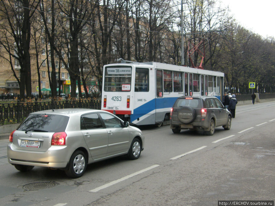 Улица Серпуховской вал получила своё название от Серпуховской заставы, располагавшейся где-то в этих местах. В 1931 г. по улице проложили трамвайные пути.
 Машины стоят и ждут, пока люди зайдут в трамвай. Это реальное достижение Д.Медведева. Москва, Россия