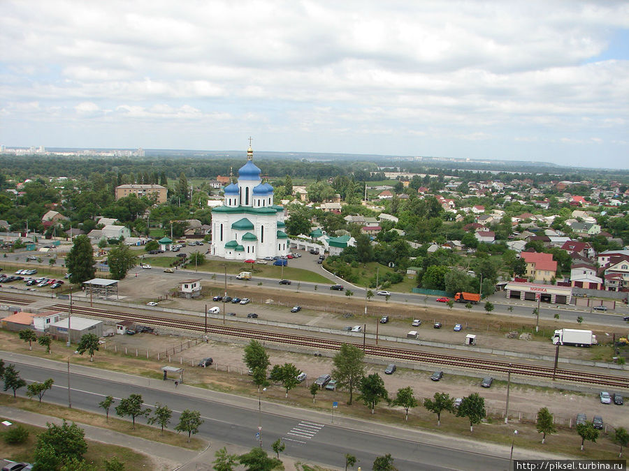 Вид на собор и село Троещина со стороны жилого массива. Киев, Украина