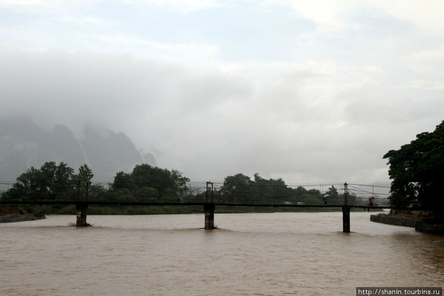 Мост на реке Нам Сонг Ванвьенг, Лаос
