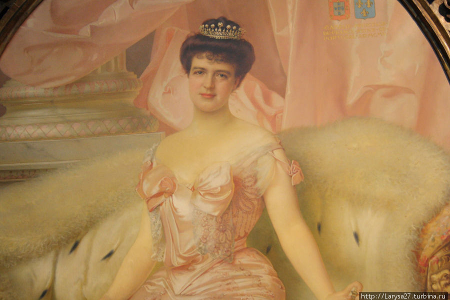 Портрет королевы Амелии — основательницы Музея кисти Витторио Маттео Коркоса, украшает лестничный пролёт Музея. Лиссабон, Португалия