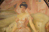 Портрет королевы Амелии — основательницы Музея кисти Витторио Маттео Коркоса, украшает лестничный пролёт Музея.