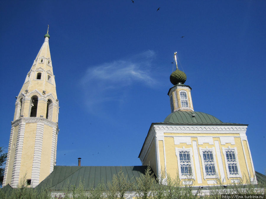 Троицкая церковь устремилась в голубое июльское небо Тутаев, Россия