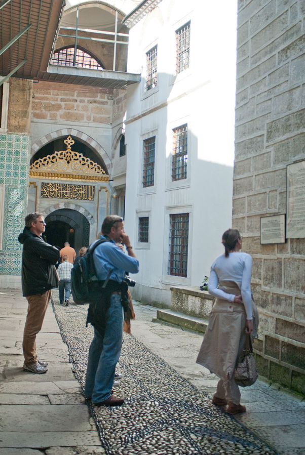 Помещения гарема, как и его дворы, очень тесны. Здесь мало солнца и совсем неуютно. Помещения гарема, как и его дворы, очень тесны. Здесь мало солнца и совсем неуютно.