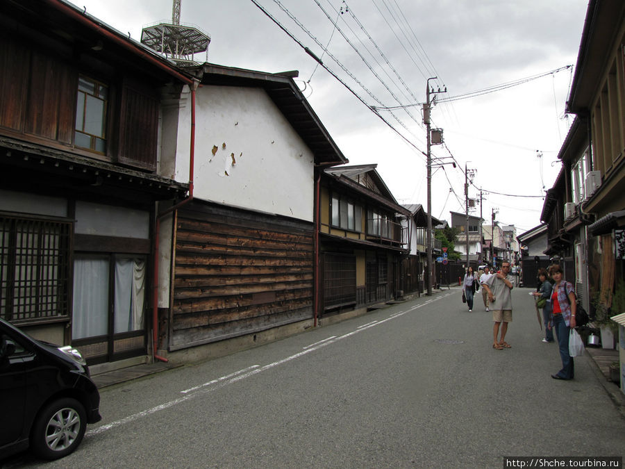 Основной признак — деревянные, не больше 2-х этажей дома, в которых сейчас магазинчики и традиционные японские харчевни Такаяма, Япония