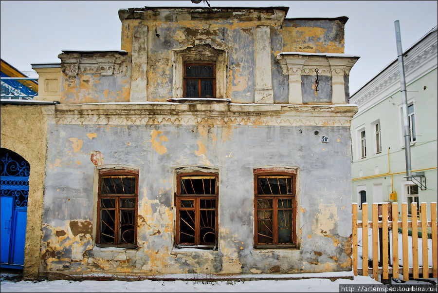 Главная улица Ростова представлена старой малоэтажной застройкой, преимущественно, XVIII-XIX веков Ростов, Россия