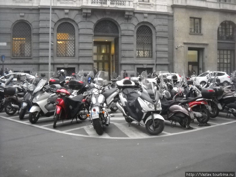 Парковочка в местном духе Милан, Италия