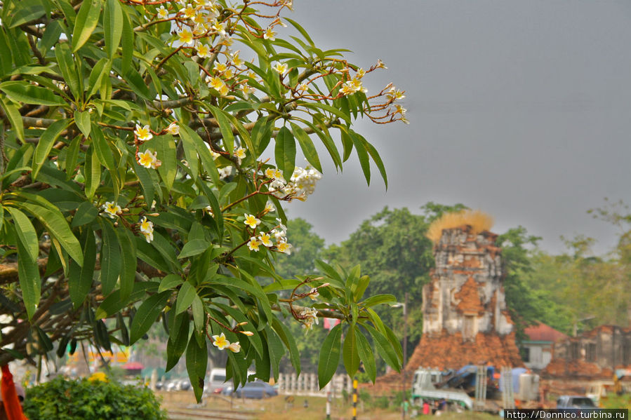 Ват Пхра Cи Ратана Махатхат Лоп-Бури, Таиланд