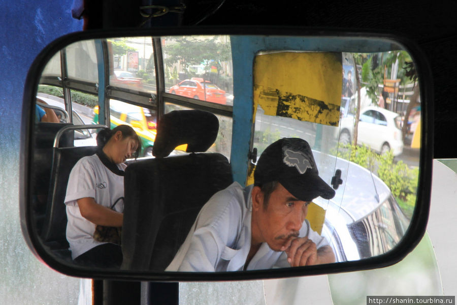 Пассажиры спят, а водитель не дремле Бангкок, Таиланд
