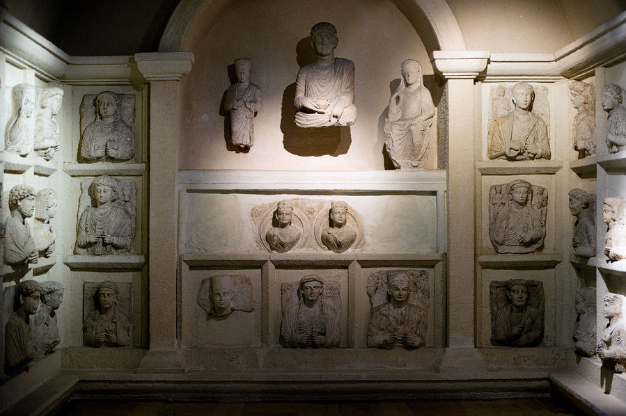 Так пальмирский мавзолей смотрелся целиком. Так пальмирский мавзолей смотрелся целиком.