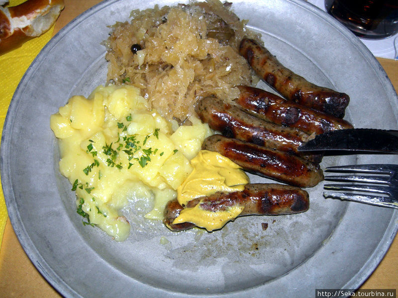 Нюрнбергские колбаски, картофельный салат, тушеная квашеная капуста