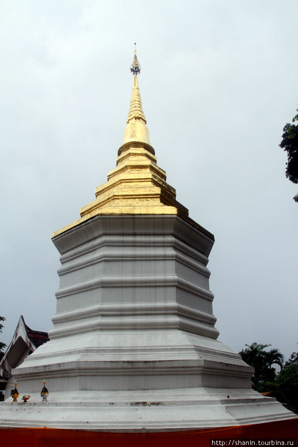 Монастырь с золотой ступой Чианграй, Таиланд