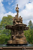 У подножья Эдинбургского замка находится небольшой парк Принцесс-стрит, а в его центре стоит железный фонтан Росса (Ross Fountain) (назван в честь мецената-филантропа Дэниэла Росса, который и купил его для города). Фонтан поставлен в 1872г и на нем видны скульптуры русалок и четырех женщин, которые олицетворяют науку, искусство, поэзию и промышленность.
