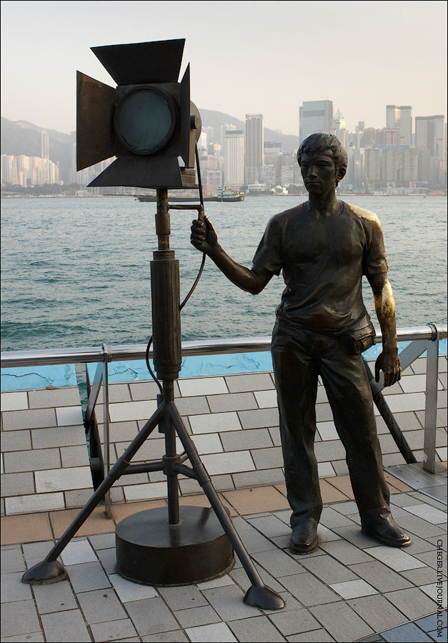 На аллее много вот таких скульптур, эта вот, например, памятник осветителю Монгкок, Гонконг