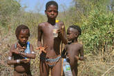Дети неизвестного племени у дороги