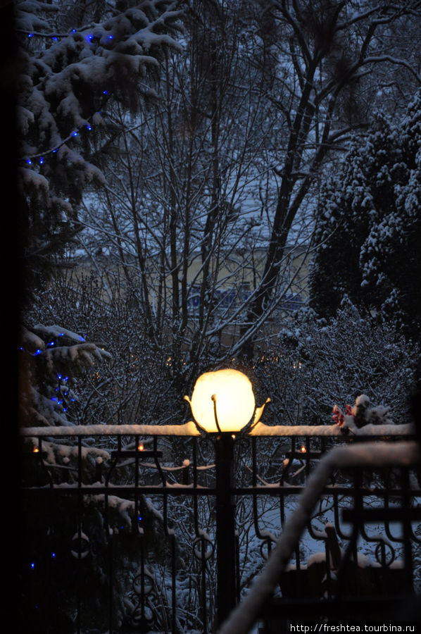 Зажгли фонари... И окрестный мир погружается в сиренево-синие сумерки с игрой теней на снегу. Пьештяны, Словакия