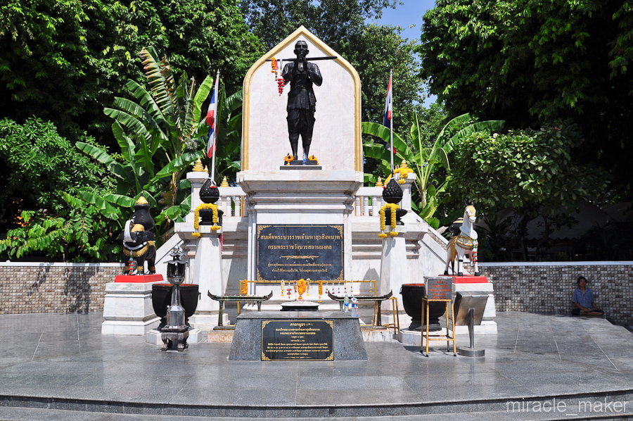 Рядом с Ват Салак установлен памятник, одному из выдающихся тайских генералов, по прозвищу «Генерал Тигр», который прославился тем, что победил 90-тысячную бирманскую армию, имея в своем распоряжении всего лишь 30 тысяч тайских солдат. Бангкок, Таиланд
