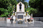 Рядом с Ват Салак установлен памятник, одному из выдающихся тайских генералов, по прозвищу «Генерал Тигр», который прославился тем, что победил 90-тысячную бирманскую армию, имея в своем распоряжении всего лишь 30 тысяч тайских солдат.
