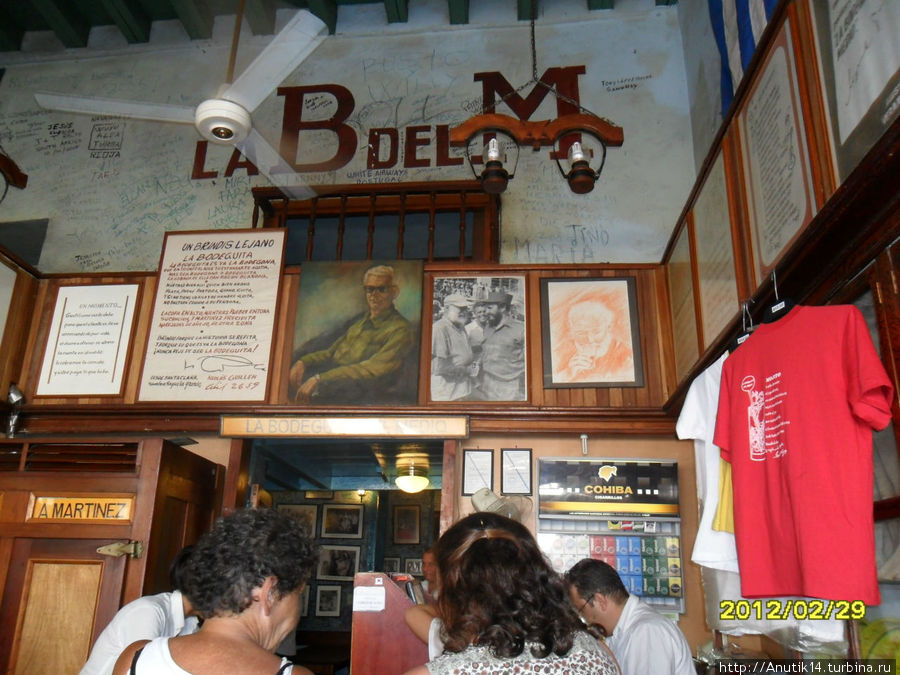 кафе внутри, где висит одна из немногих фотографий Фиделя Кастро с Хемингуэем Гавана, Куба