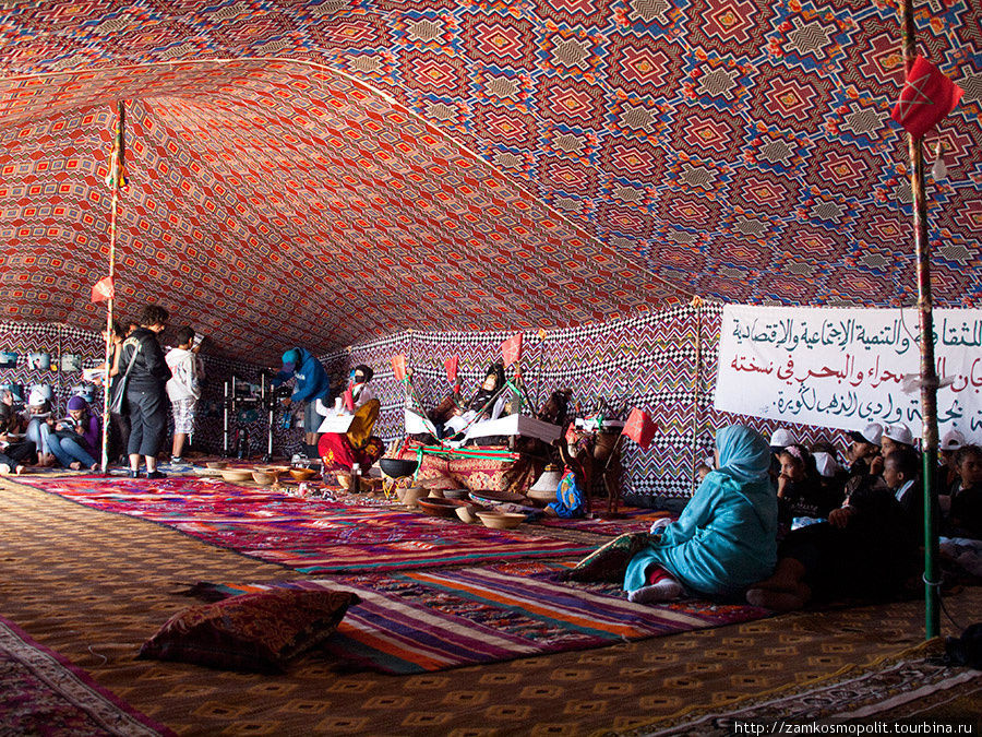 В одной из палаток проводили какие-то мероприятия для местных школьников. Дахла, Западная Сахара
