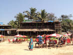 Шек (кафе) Лилипут, одно из самых посещаемых на этом пляже.
