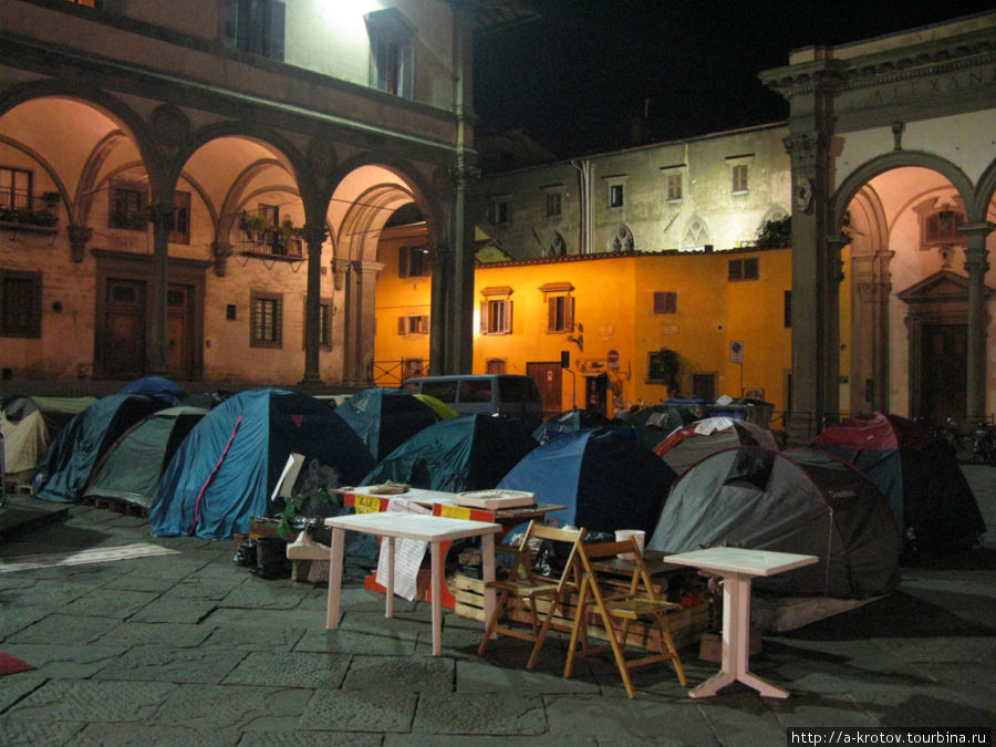 это палаточный городок протестующих, на площади Флоренция, Италия