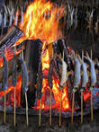 Традиционно рыбу готовят, обжаривая со всех сторон на открытом огне. Выкладывают круглые печи, в середине разводят огонь, а по периметру крепят деревянные палочки-шампуры, на которые продеты айю целиком.