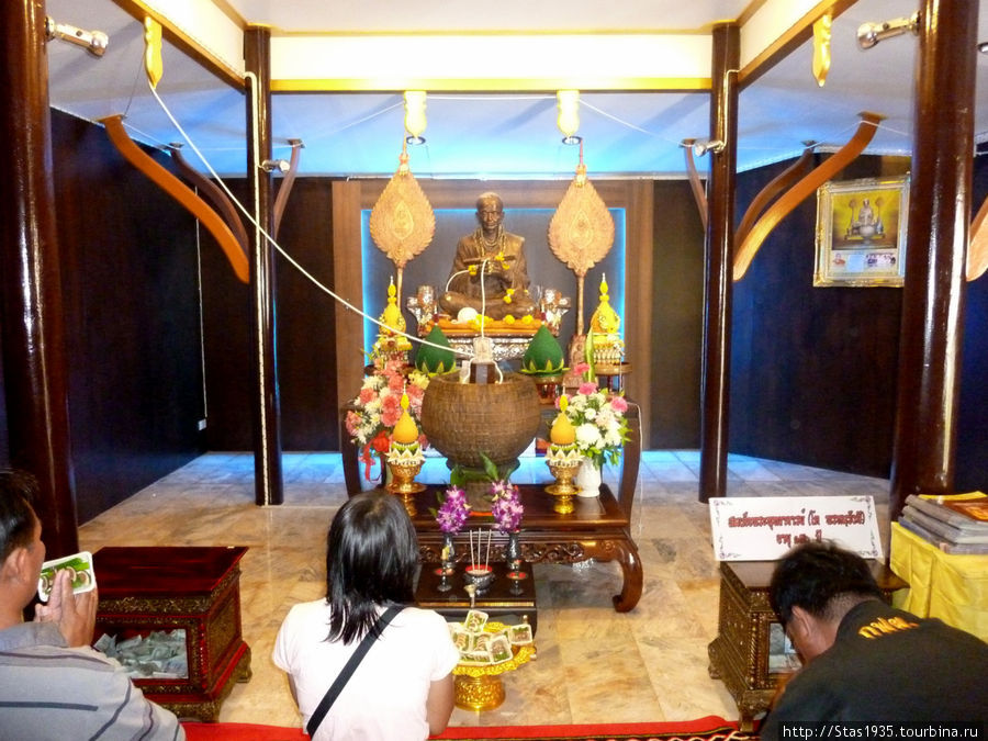 Алтарь просвещенного монаха в храме Ват СаТ Тхет Тен.
