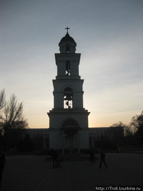 Колокольня главного собора Молдавии на фоне заката Кишинёв, Молдова