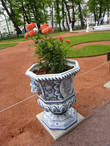 Парковая ваза с розами
