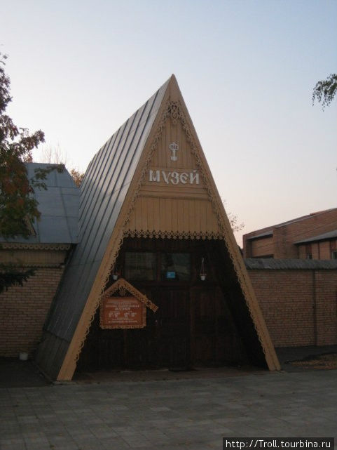 Остроумной формы здание местного музея Луховицы, Россия