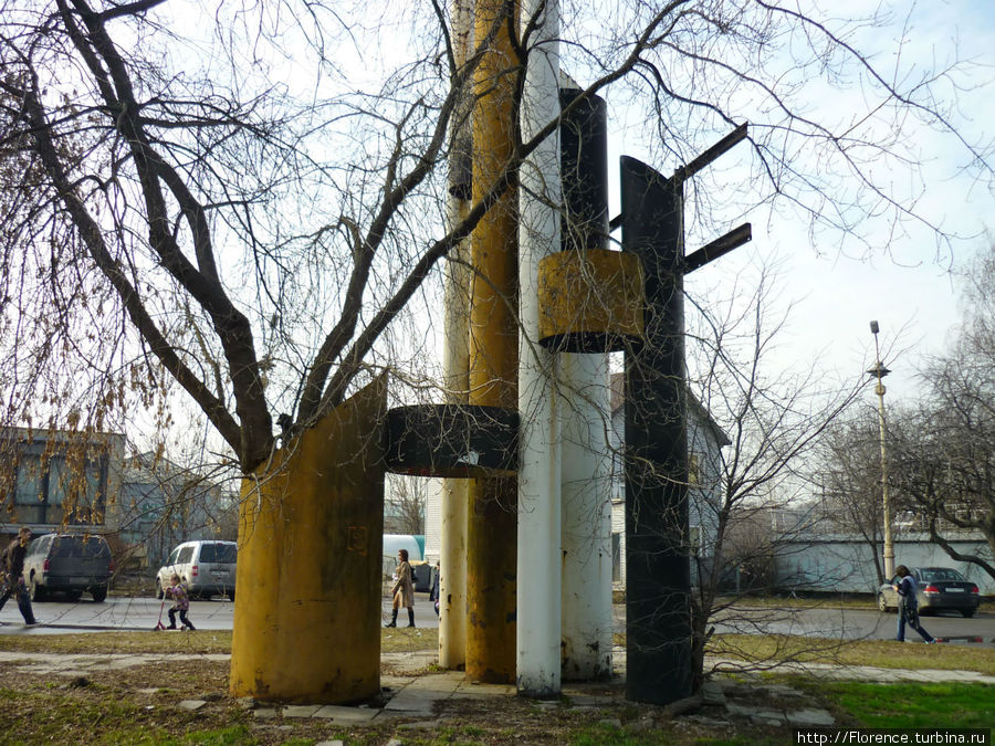 Инсталляция из газовых труб у павильона газовой промышленности Москва, Россия Инсталляция из газовых труб у павильона газовой промышленности Москва, Россия