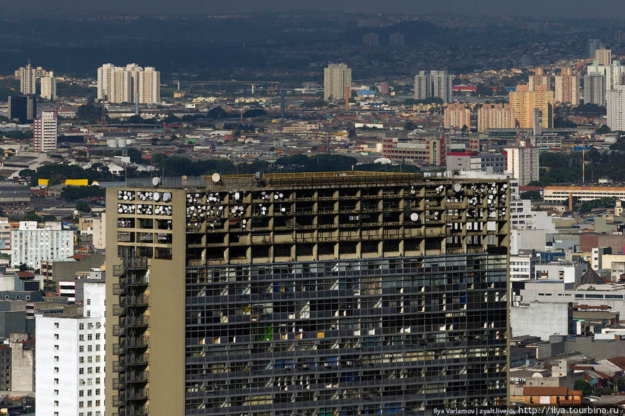 Это невзрачное здание оказалось 170-ти метровым небоскребом, самым высоким в Бразилии! Называется здание Миранти-ду-Вали. оно было построено в 1960 году. На строительство небоскреба ушло пять лет. Верхние этажи используются для крепления спутниковых тарелок. Сан-Паулу, Бразилия
