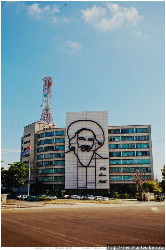 Самая большая площадь Гаваны, до революции она называлась Плаза-де-ла-Република («Площадь республики»). Сейчас она является одним из главных символов Кубинской революции, здания, находящиеся вокруг нее принадлежат эпохе диктатуры Батисты. Размеры площади действительно внушительны: одновременно во время митинга или демонстрации здесь могут разместиться до полутора миллионов человек. 
Мнистерство Связи ! Куба